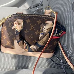 Alma bb used bag doesn’t come with the scarf..